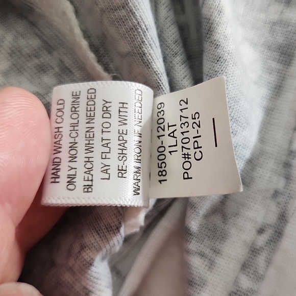 United World Ware Blouse Womens Size M Petite Black 2hite Paisley pleaded Top - Picture 8 of 13